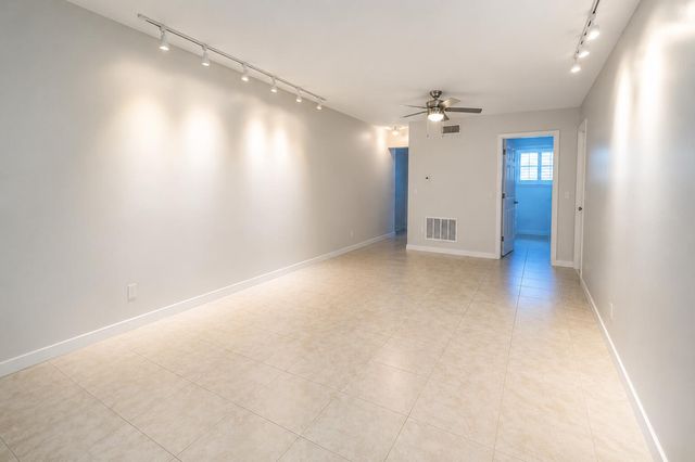1900 NE 8th Court 204, Fort Lauderdale, FL 33304