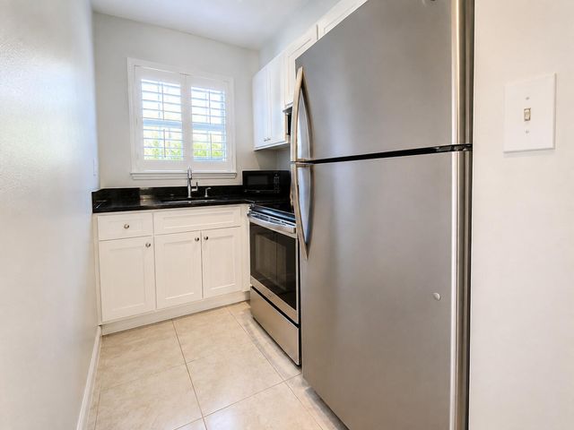 1900 NE 8th Court 204, Fort Lauderdale, FL 33304