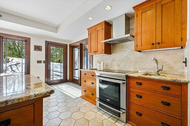 72 Meriam St, Lexington, MA 02420