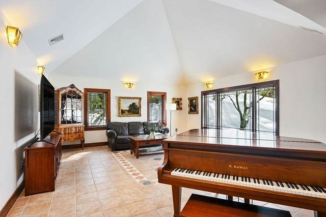 72 Meriam St, Lexington, MA 02420