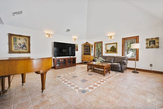 72 Meriam St, Lexington, MA 02420