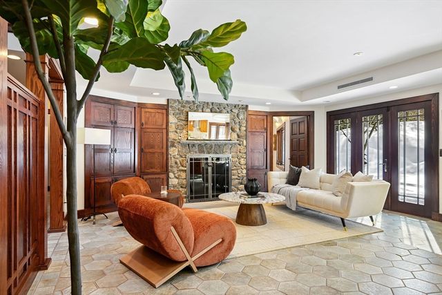 72 Meriam St, Lexington, MA 02420