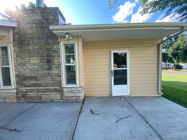 34 Saint Laurence Drive, Florissant, MO 63031