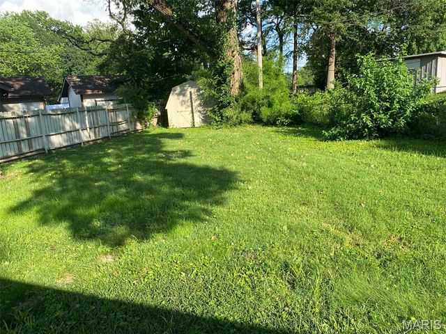 34 Saint Laurence Drive, Florissant, MO 63031