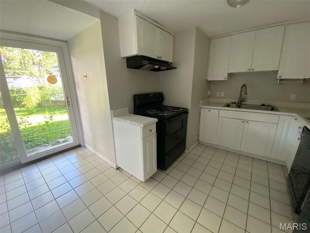 34 Saint Laurence Drive, Florissant, MO 63031