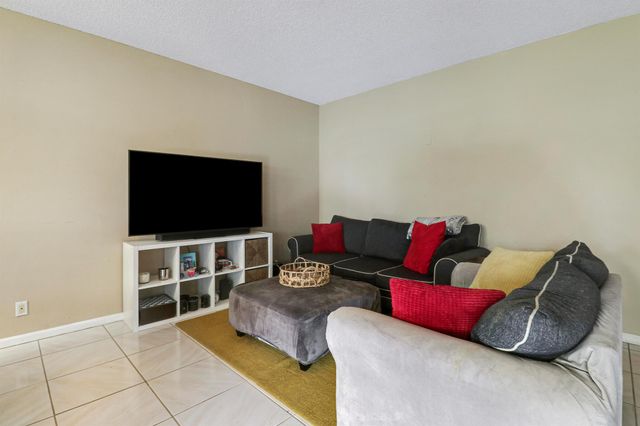 6641 Via Regina 5, Boca Raton, FL 33433