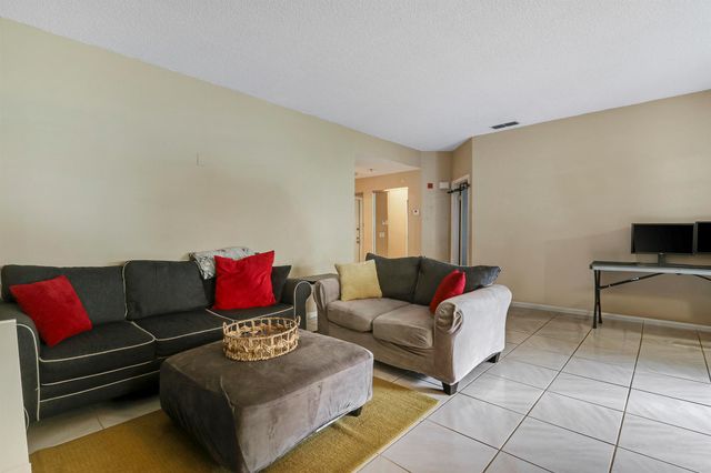 6641 Via Regina 5, Boca Raton, FL 33433