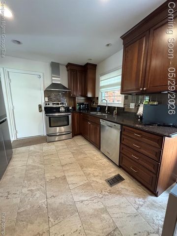 18769 Walmer Lane, Beverly Hills, MI 48025