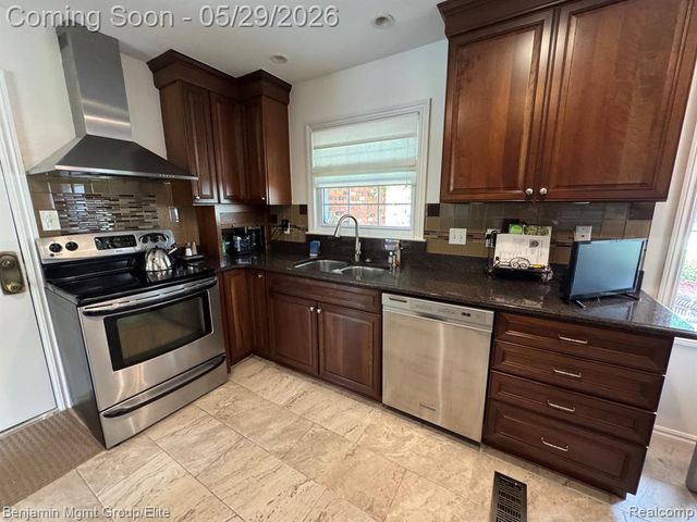 18769 Walmer Lane, Beverly Hills, MI 48025