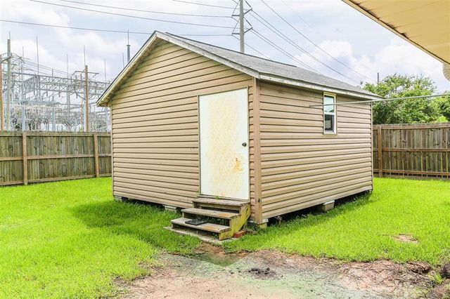 515 S Lake Court Drive, Lake Charles, LA 70605