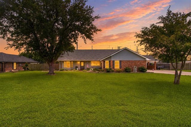 515 S Lake Court Drive, Lake Charles, LA 70605