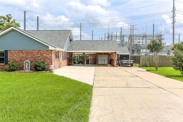515 S Lake Court Drive, Lake Charles, LA 70605