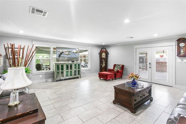515 S Lake Court Drive, Lake Charles, LA 70605