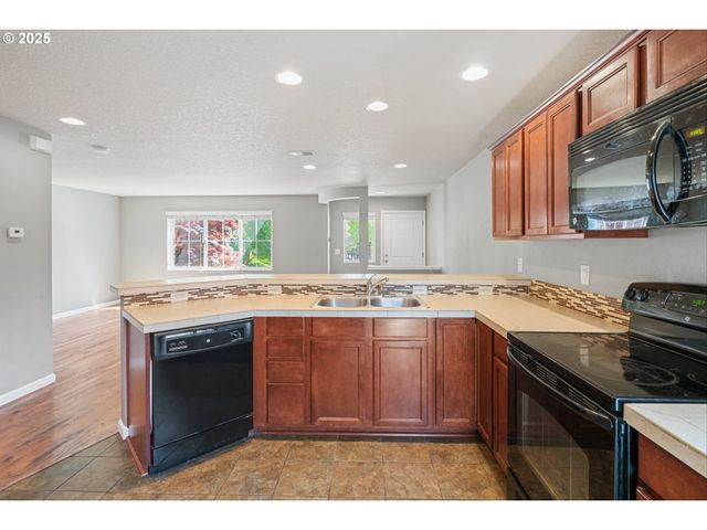 895 Sw WINDROSE Ter, Beaverton, OR 97003