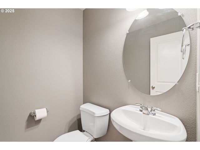 895 Sw WINDROSE Ter, Beaverton, OR 97003