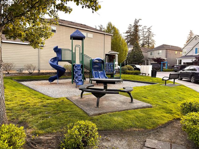 895 Sw WINDROSE Ter, Beaverton, OR 97003