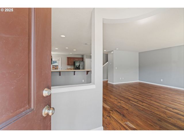 895 Sw WINDROSE Ter, Beaverton, OR 97003