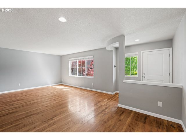 895 Sw WINDROSE Ter, Beaverton, OR 97003