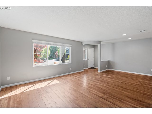 895 Sw WINDROSE Ter, Beaverton, OR 97003
