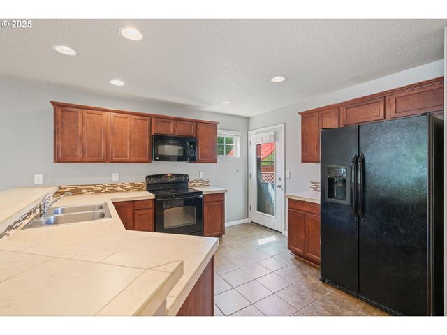 895 Sw WINDROSE Ter, Beaverton, OR 97003