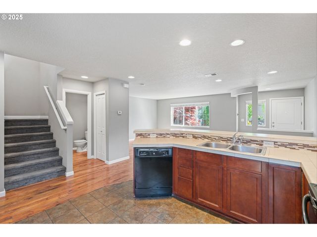 895 Sw WINDROSE Ter, Beaverton, OR 97003
