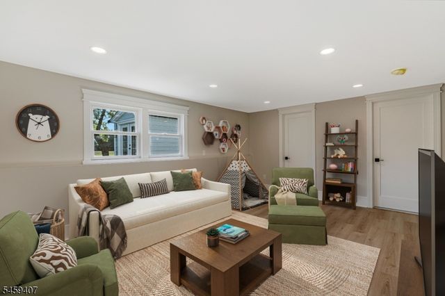 7 Mastogen Dr, Somerville Boro, NJ 08876