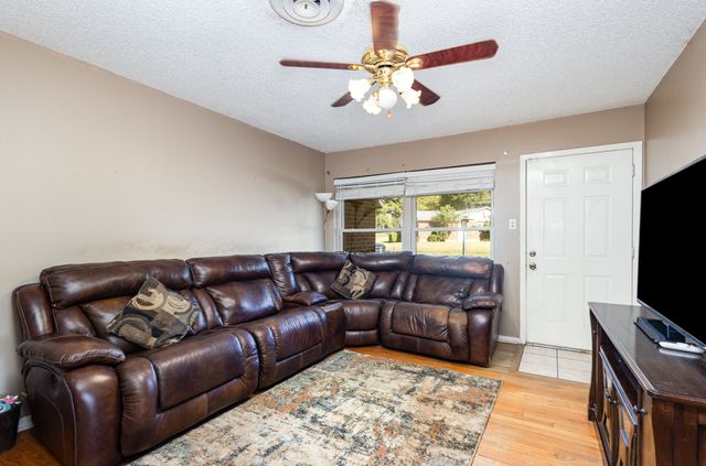 808 Ravenwood Drive, Arlington, TX 76013