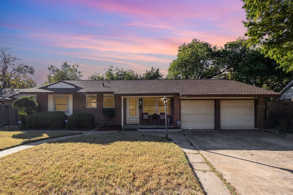 808 Ravenwood Drive, Arlington, TX 76013