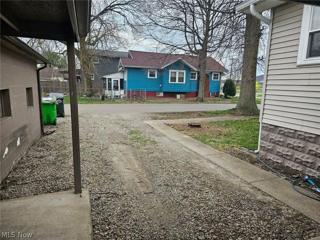 1305 Eastport Avenue, Uhrichsville, OH 44683