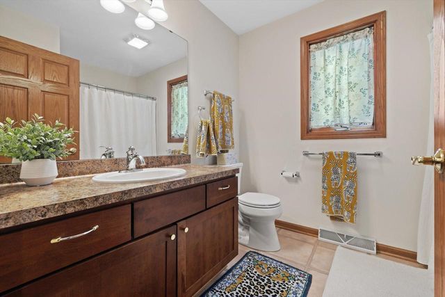 8821 Shadowood TRAIL, Mount Pleasant, WI 53406