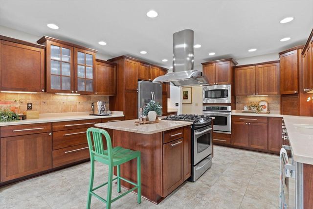 8821 Shadowood TRAIL, Mount Pleasant, WI 53406