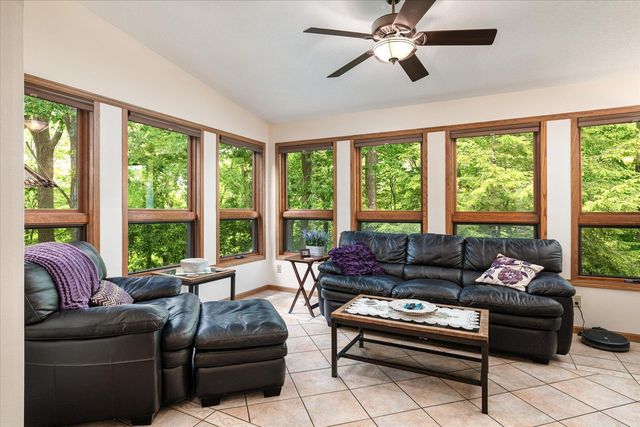 1184 Crescent Hills Drive, La Crescent, MN 55947