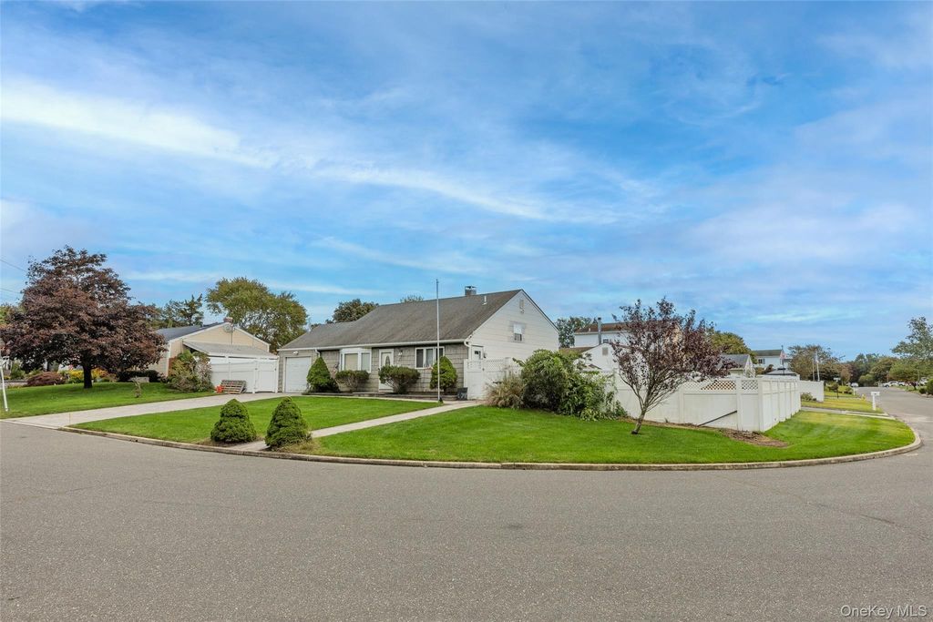 78 Circle Drive N, Patchogue, NY 11772 — photo 2