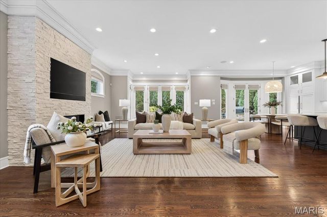 208 Lancaster Drive, St Louis, MO 63105