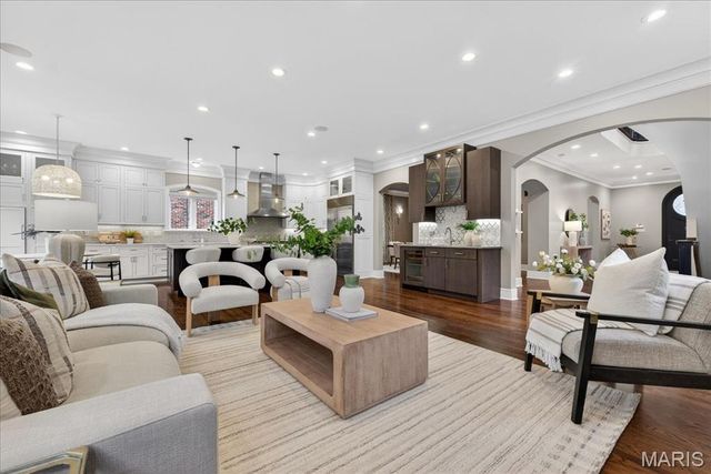 208 Lancaster Drive, St Louis, MO 63105