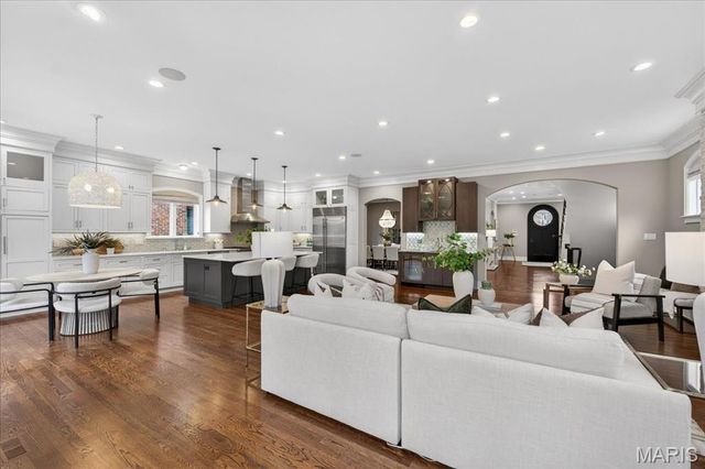 208 Lancaster Drive, St Louis, MO 63105