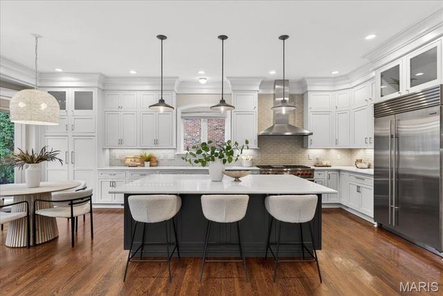 208 Lancaster Drive, St Louis, MO 63105