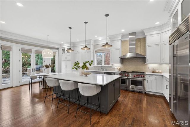 208 Lancaster Drive, St Louis, MO 63105