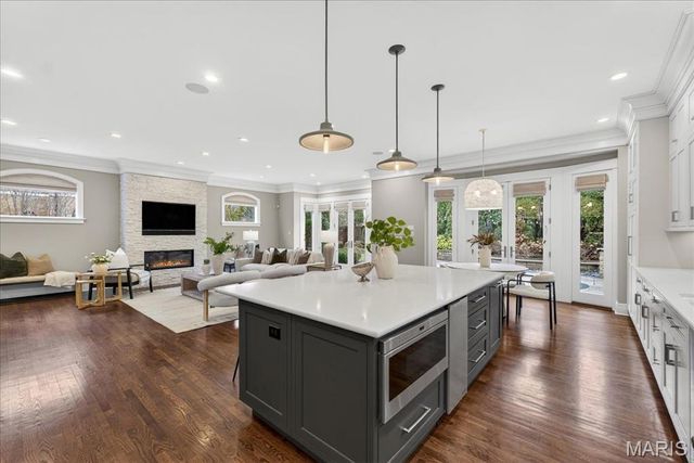 208 Lancaster Drive, St Louis, MO 63105