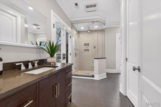 208 Lancaster Drive, St Louis, MO 63105