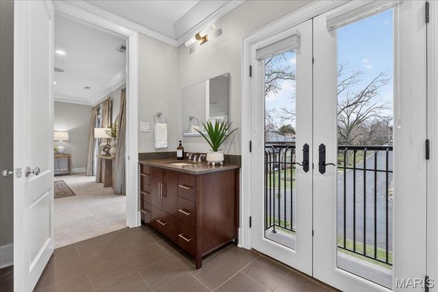 208 Lancaster Drive, St Louis, MO 63105