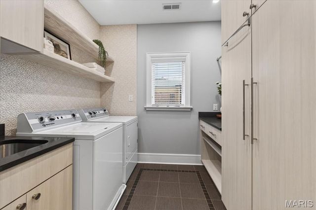 208 Lancaster Drive, St Louis, MO 63105