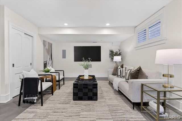 208 Lancaster Drive, St Louis, MO 63105