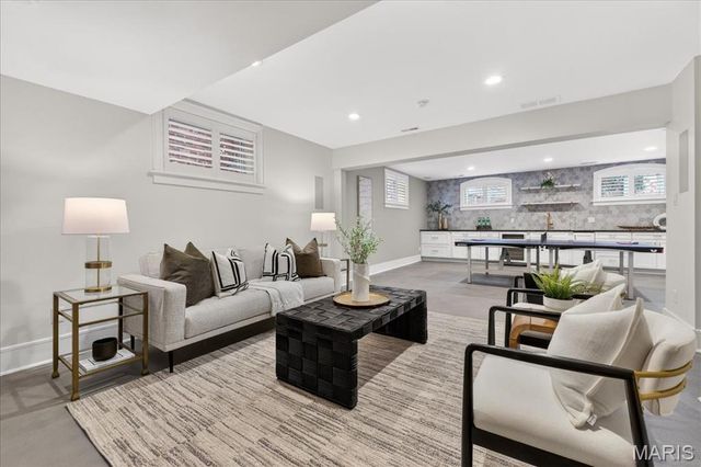 208 Lancaster Drive, St Louis, MO 63105