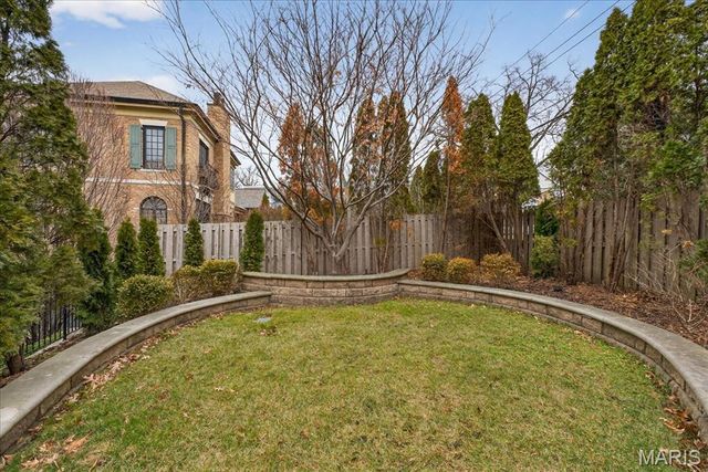 208 Lancaster Drive, St Louis, MO 63105