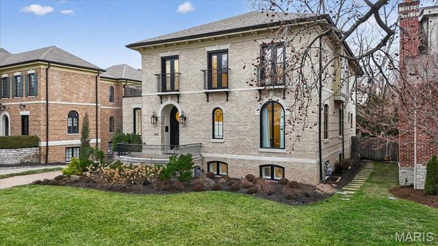208 Lancaster Drive, St Louis, MO 63105