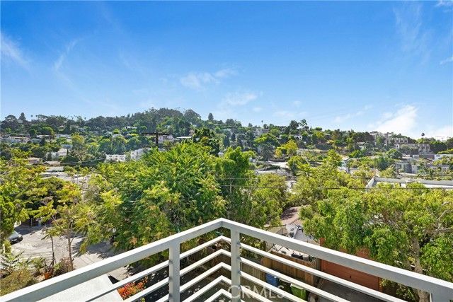 3907 De Longpre Avenue, Los Angeles, CA 90027