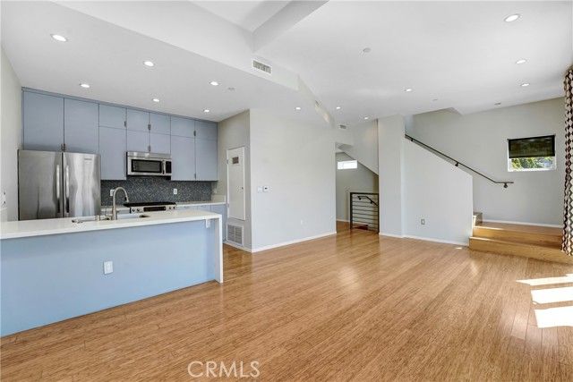 3907 De Longpre Avenue, Los Angeles, CA 90027