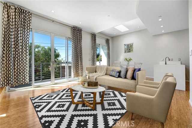 3907 De Longpre Avenue, Los Angeles, CA 90027