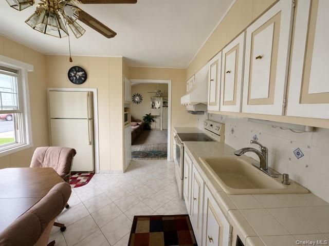 452 N Monroe Avenue, Lindenhurst, NY 11757
